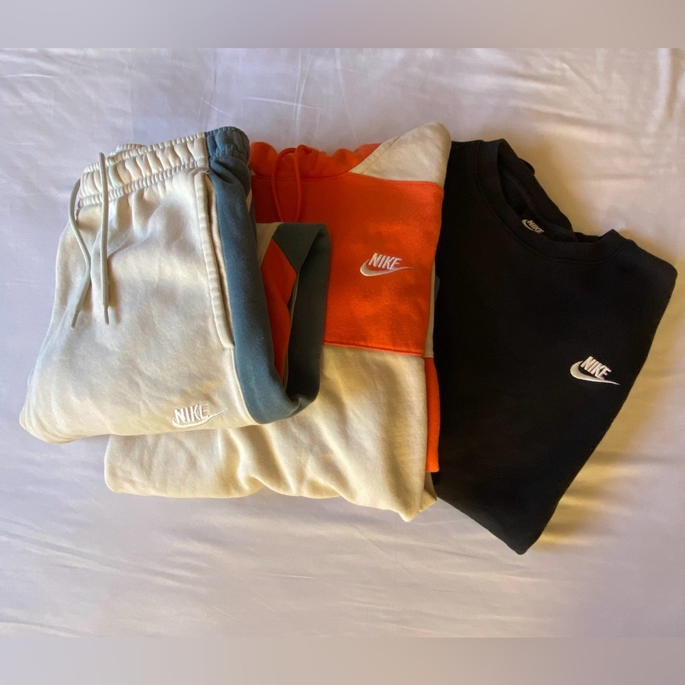 MENS NIKE 3 PIECE. ORANGE BLUE AND CREAM JOGGER SET AND A BLACK CREW NECK.